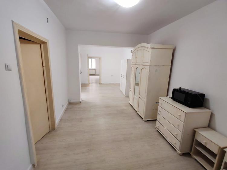 Apartament cu 3 camere semidecomandat, mobilat în Moșilor