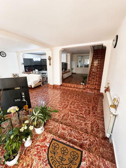 Casă cu 7 camere cu Teren 270 Mp în Dămăroaia
