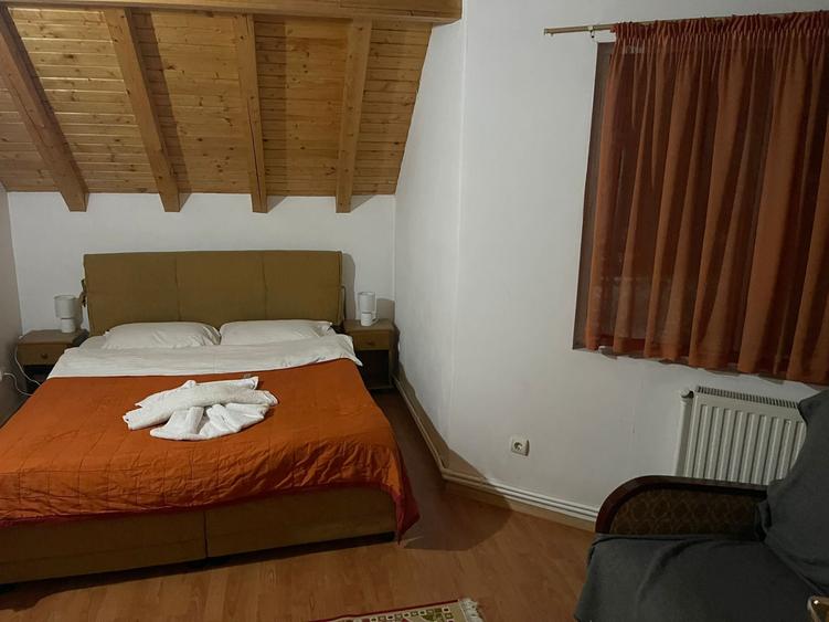 Casă cu 5 camere cu Teren 1371 Mp în Ortoaia