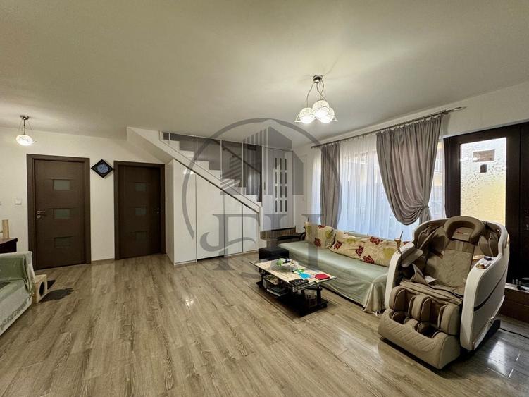Casă individuală cu 16 camere cu Canalizare în Vest