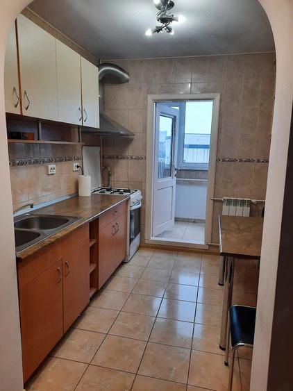 Apartament cu 3 camere decomandat în Malu Roșu