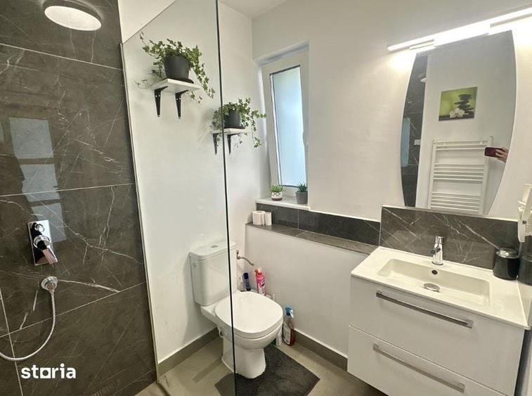 Casă cu 8 camere cu Teren 1000 Mp în Central