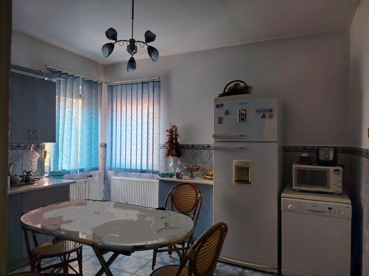 Duplex cu 7 camere cu Canalizare în Central