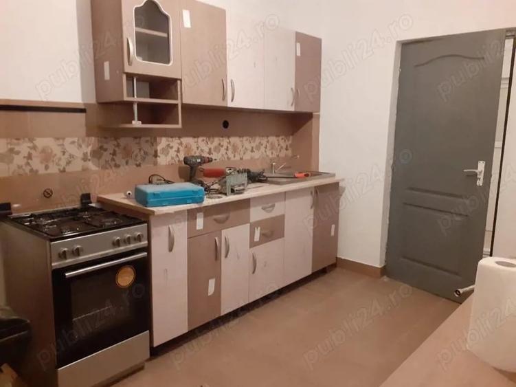 Apartament cu 3 camere decomandat în Merișani