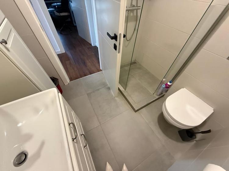 Apartament cu 3 camere decomandat în P-ța Victoriei
