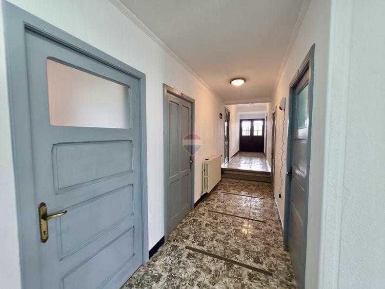Casă individuală cu 15 camere cu Teren 1092 Mp în Câmpinița