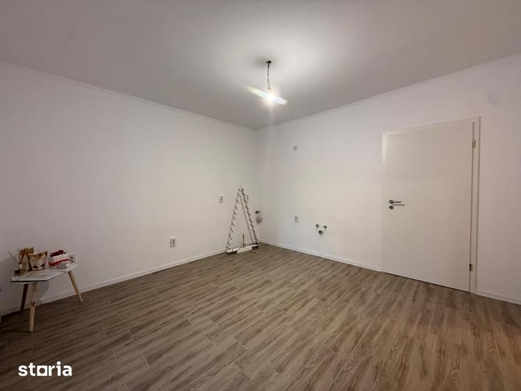 Casă cu 4 camere cu Teren 235 Mp în Plopi