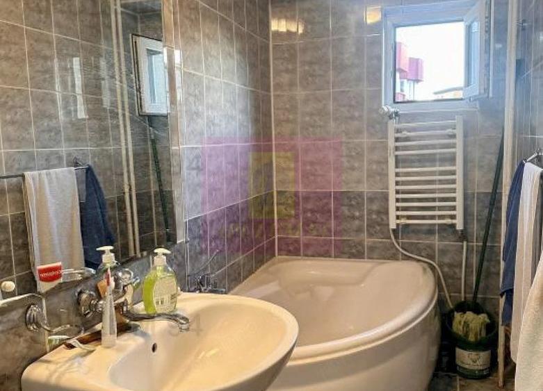 Apartament cu 3 camere decomandat în Sebastian