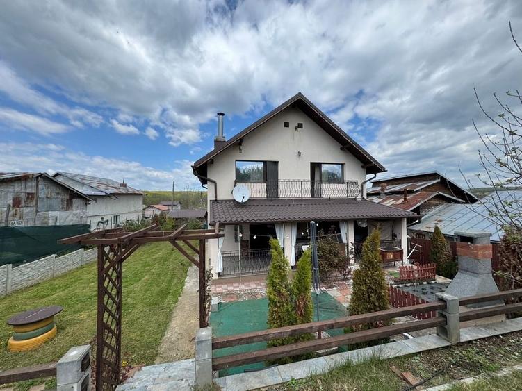 Casă cu 4 camere în Nisipoasa