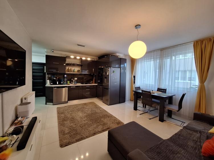 Apartament cu 3 camere semidecomandat, mobilat în Florești