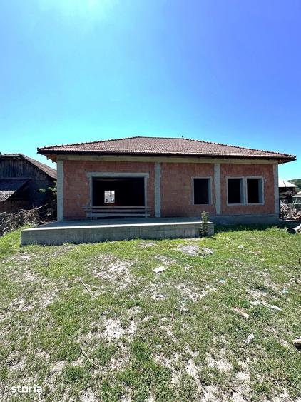 Casă cu 6 camere cu Teren 1724 Mp în Jucu