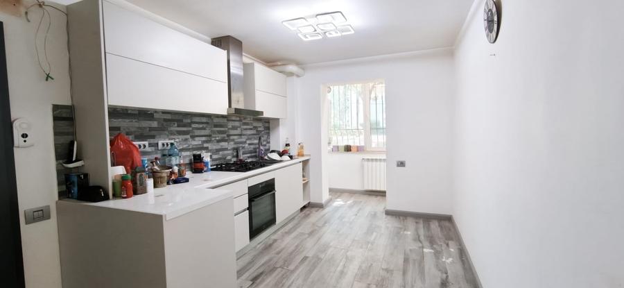 Apartament cu 3 camere semidecomandat în Tomis II