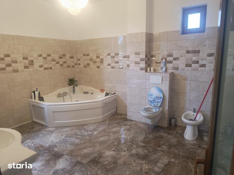 Casă cu 10 camere cu Teren 970 Mp în Calea București