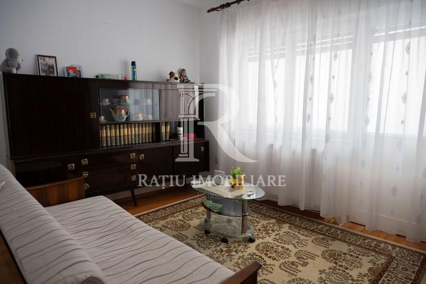 Apartament cu 4 camere decomandat în Central