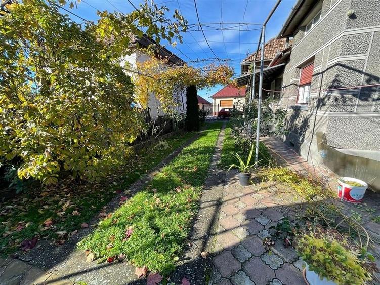 Casă individuală cu 5 camere cu Teren 4500 Mp în Tinăud