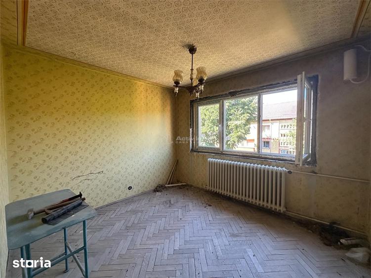 Apartament cu 3 camere semidecomandat în Central