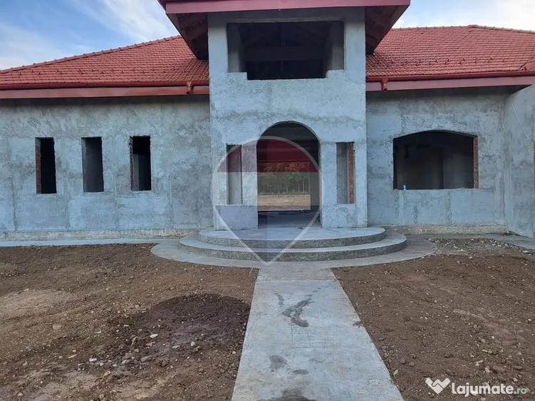 Casă cu 5 camere cu Teren 2781 Mp în Periș