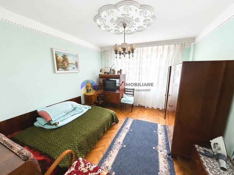 Apartament cu 4 camere semidecomandat în Mărăței