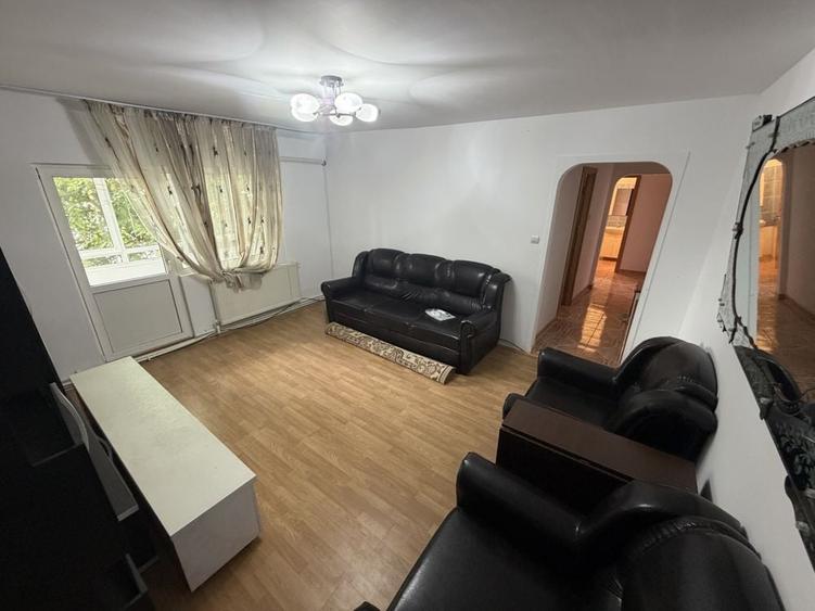 Apartament cu 3 camere semidecomandat în Posta