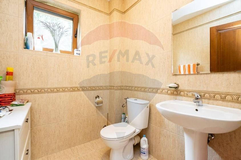 Casă individuală cu 11 camere cu Teren 1000 Mp în Dămăroaia
