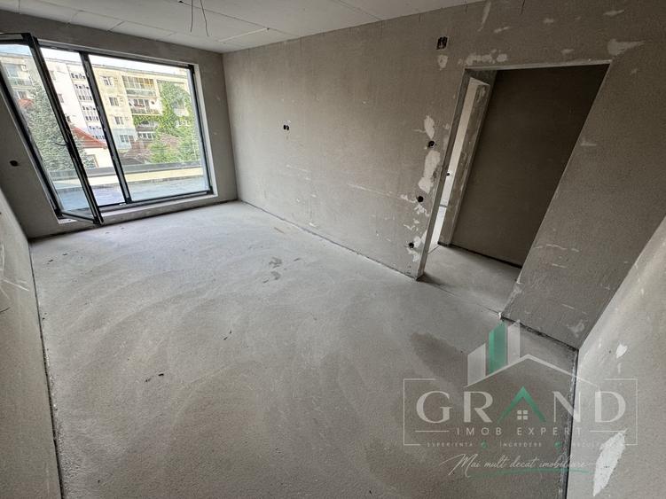 Apartament cu 3 camere semidecomandat în Andrei Mureșanu