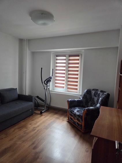 Apartament cu 3 camere decomandat în Exterior Vest
