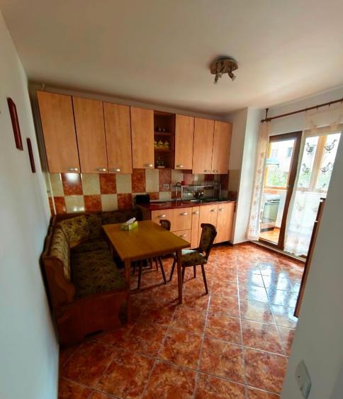 Apartament cu 3 camere decomandat, mobilat în Tei