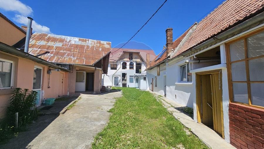 Casă individuală cu 7 camere cu Teren 1151 Mp în Central