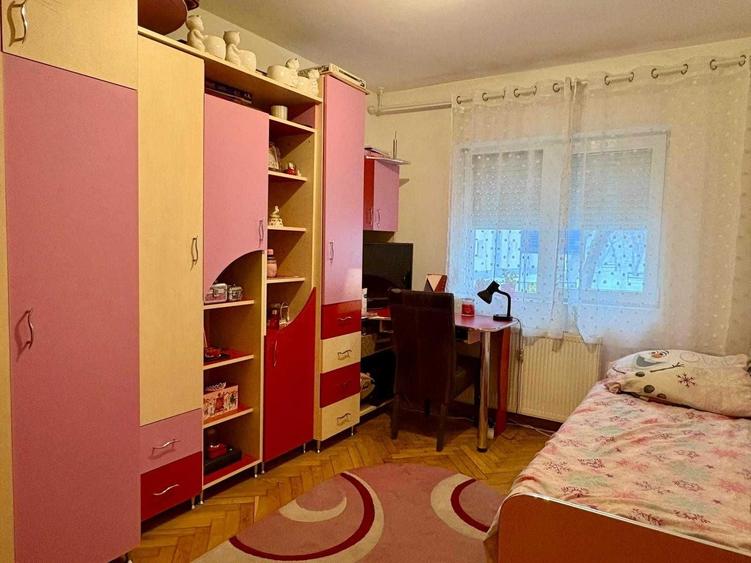 Apartament cu 4 camere decomandat în Sânmartin