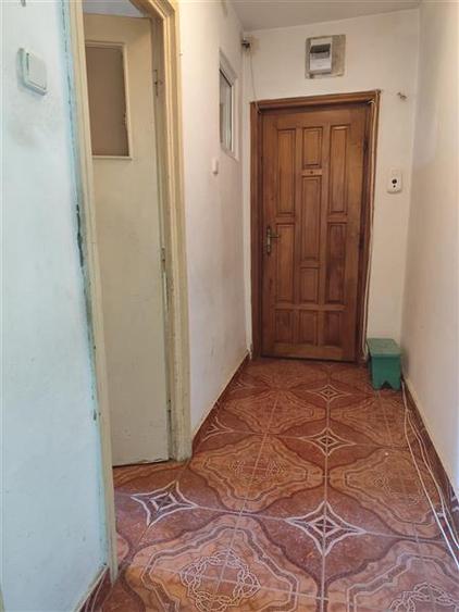 Apartament cu 3 camere semidecomandat în Sud