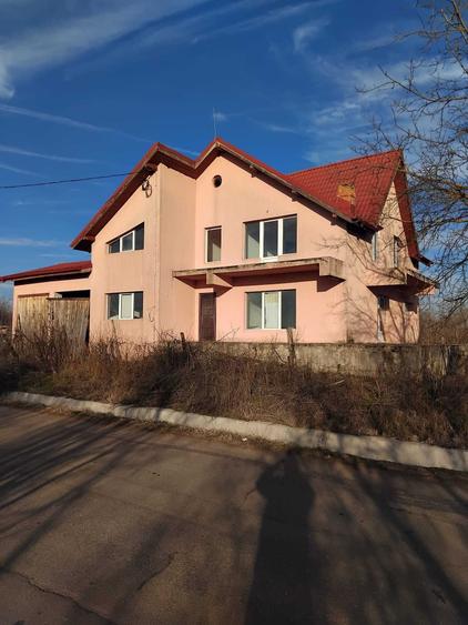 Casă cu 4 camere în Bujoreni