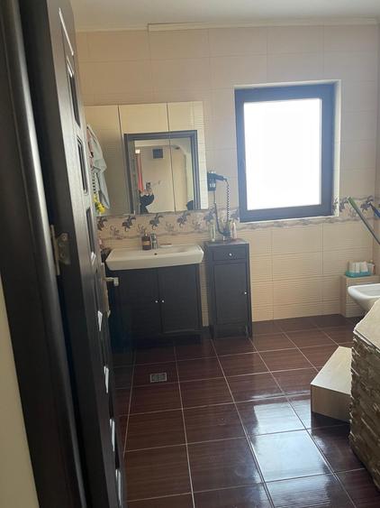 Casă individuală cu 4 camere cu Canalizare în Central