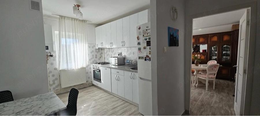 Apartament cu 4 camere decomandat în Central