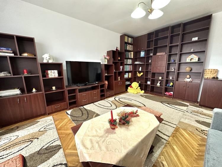 Apartament cu 3 camere decomandat, mobilat în Cetate