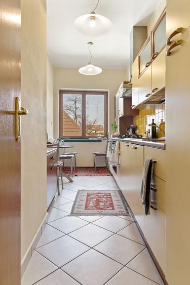 Apartament cu 8 camere semidecomandat, mobilat în Capitale