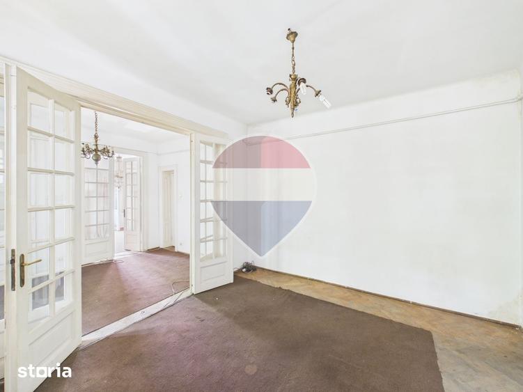 Apartament cu 3 camere semidecomandat în Moșilor