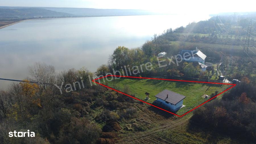 Teren de 1600 mp, în Merișani