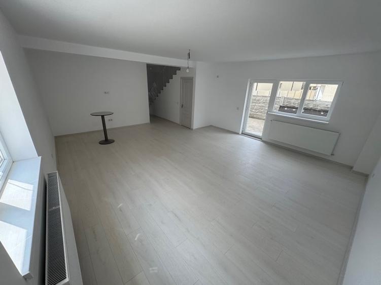 Duplex cu 5 camere cu Canalizare în Haliu
