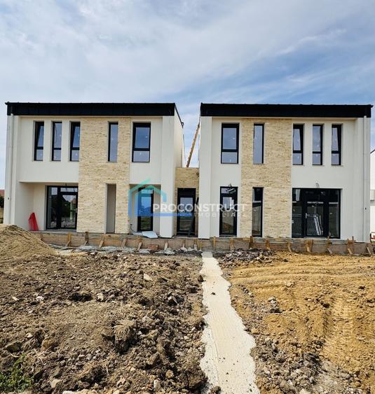 Duplex cu 4 camere cu Canalizare în Moșnița Nouă