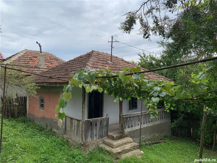 Casă cu 2 camere cu Teren 1500 Mp în Vârvor