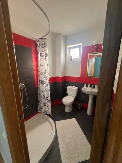 Apartament cu 3 camere decomandat în Ferme