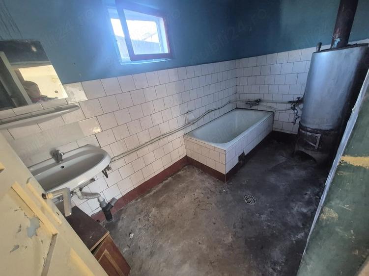 Casă cu 3 camere cu Teren 1750 Mp în Exterior Vest
