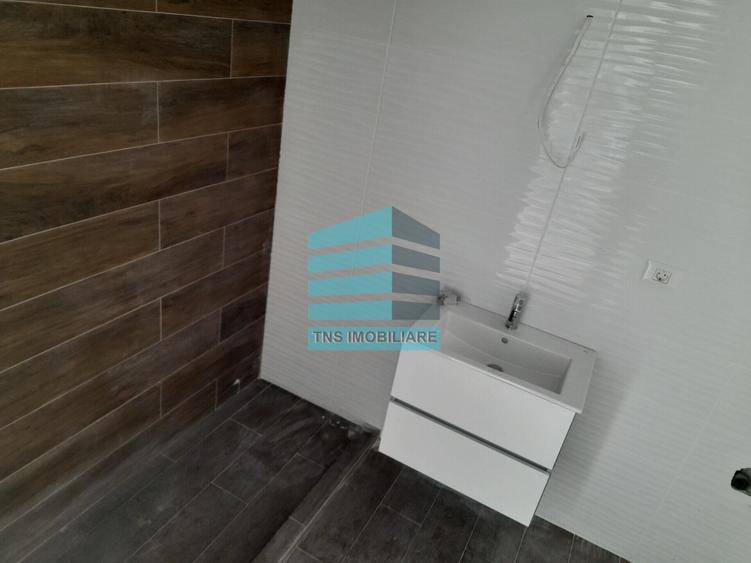 Apartament cu 4 camere decomandat în Titan