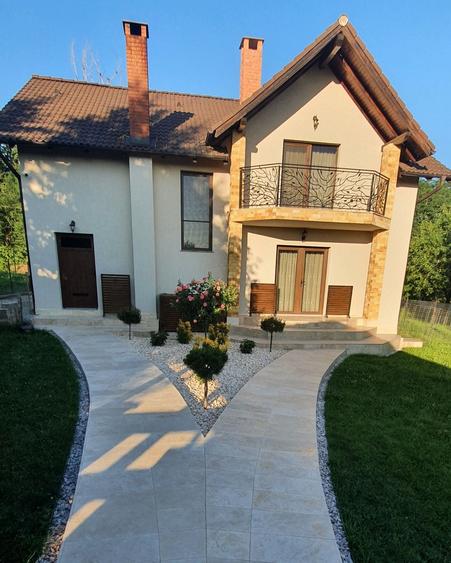 Casă cu 4 camere în Exterior Vest