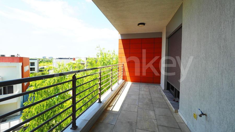 Apartament cu 4 camere semidecomandat în Băneasa