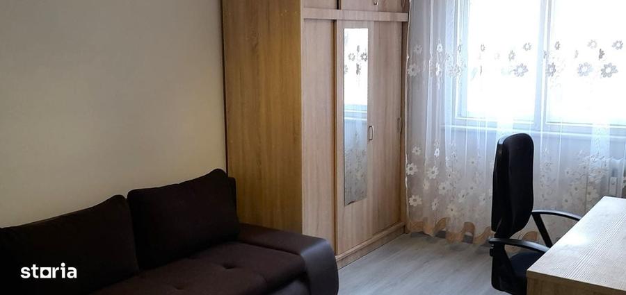Apartament cu 3 camere semidecomandat în Tineretului