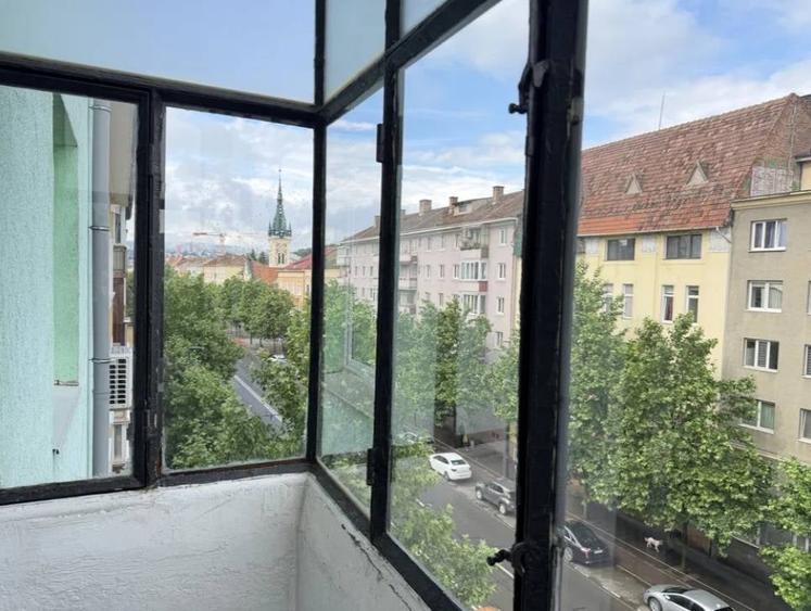 Apartament cu 3 camere semidecomandat în Central