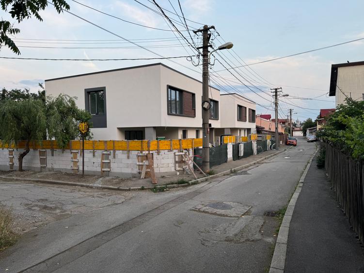 Casă individuală cu 4 camere cu Canalizare în Central