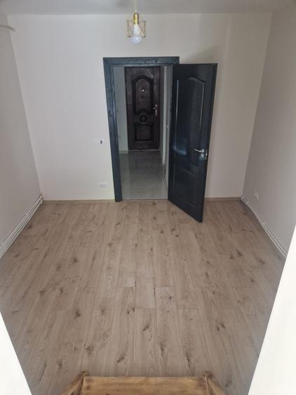 Apartament cu 2 camere semidecomandat în Traian