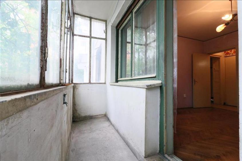 Apartament cu 3 camere decomandat în Podu Roș